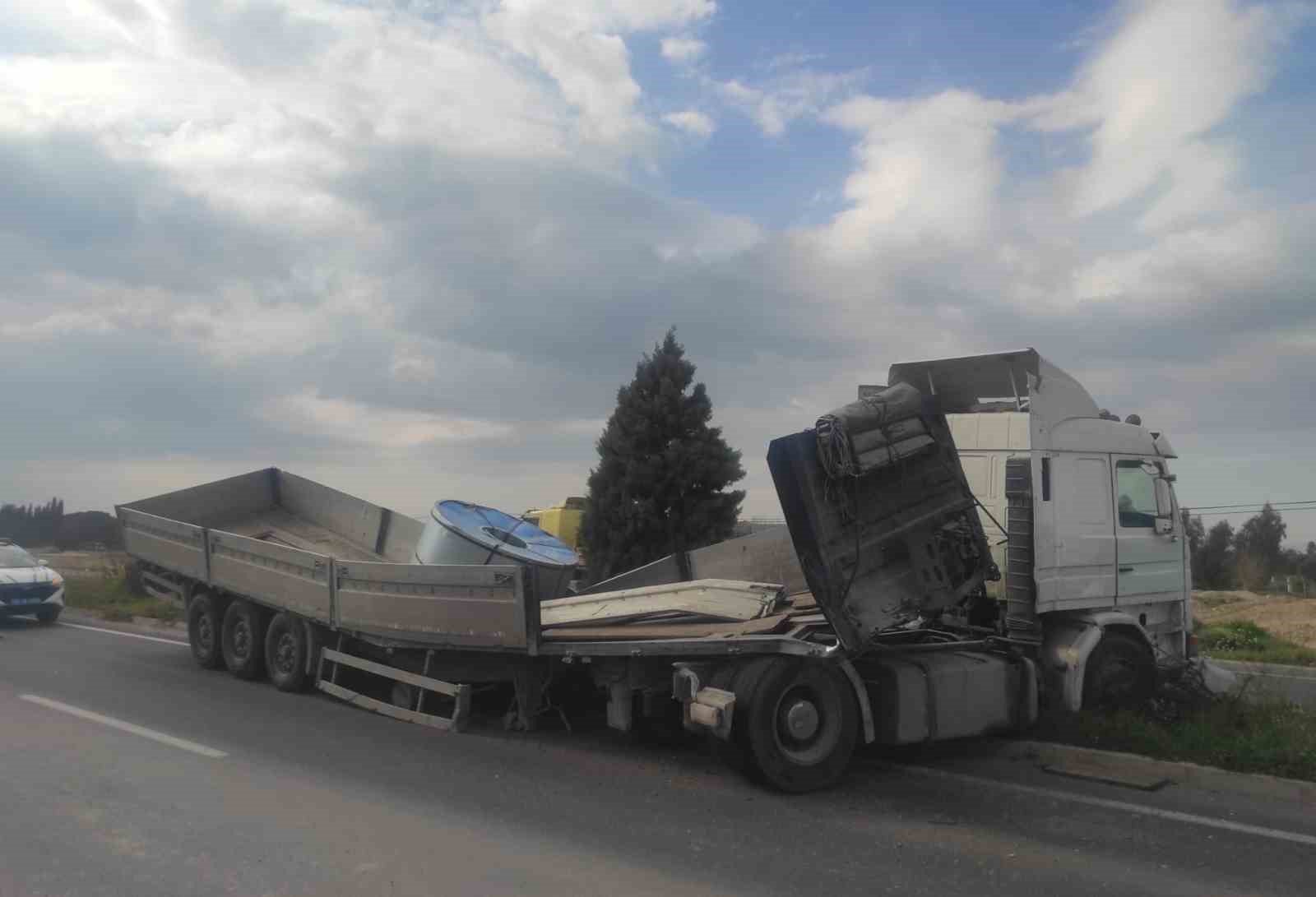 Manisa’da tır ile kamyon çarpıştı: 2 sürücü yaralandı
