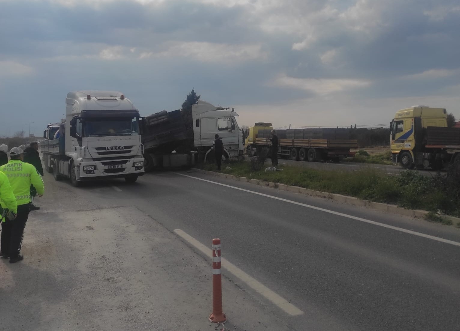 Manisa’da tır ile kamyon çarpıştı: 2 sürücü yaralandı
