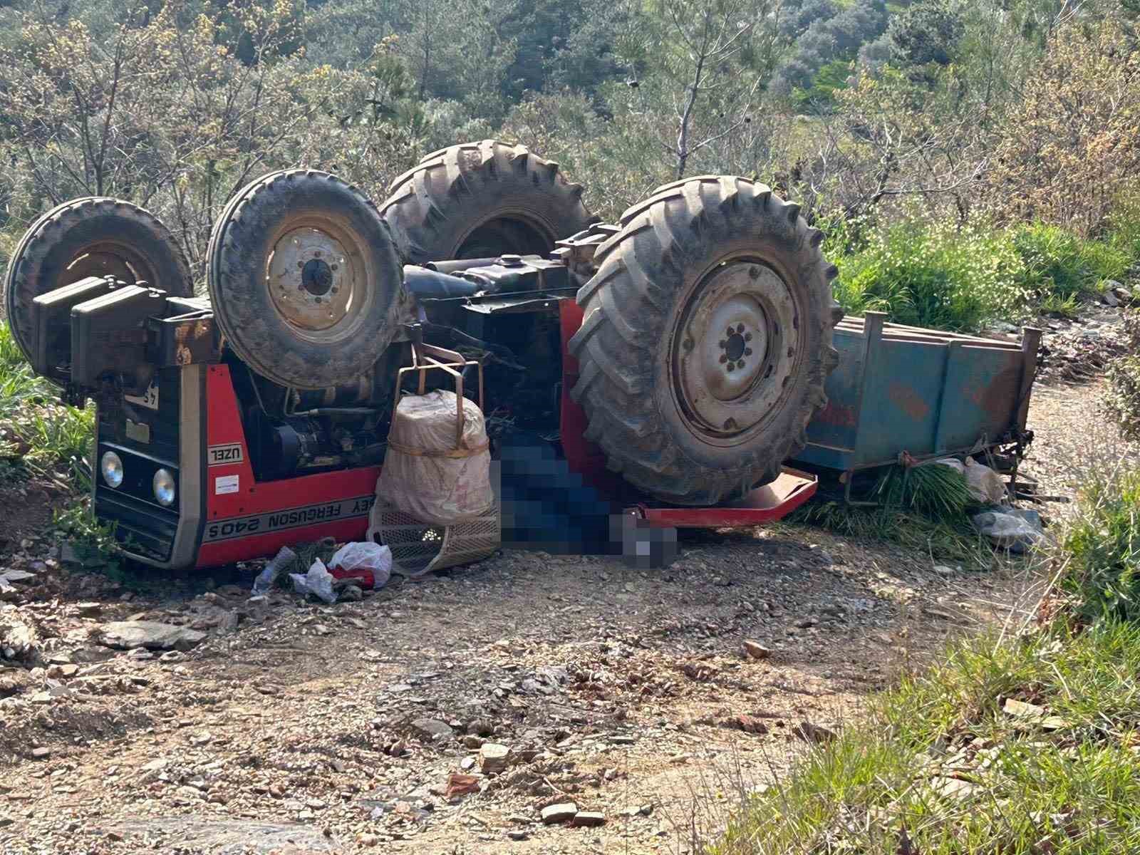 Manisa’da traktör devrildi: 3 ölü
