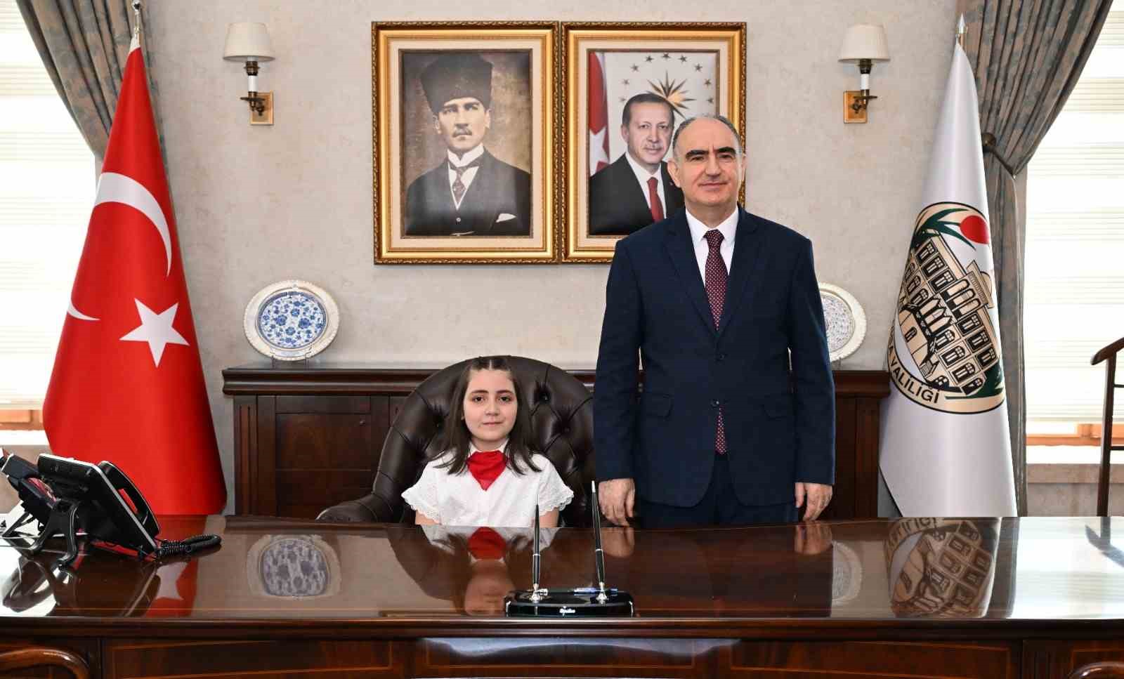 Manisa’da Valilik makamı minik Mehlika’ya emanet
