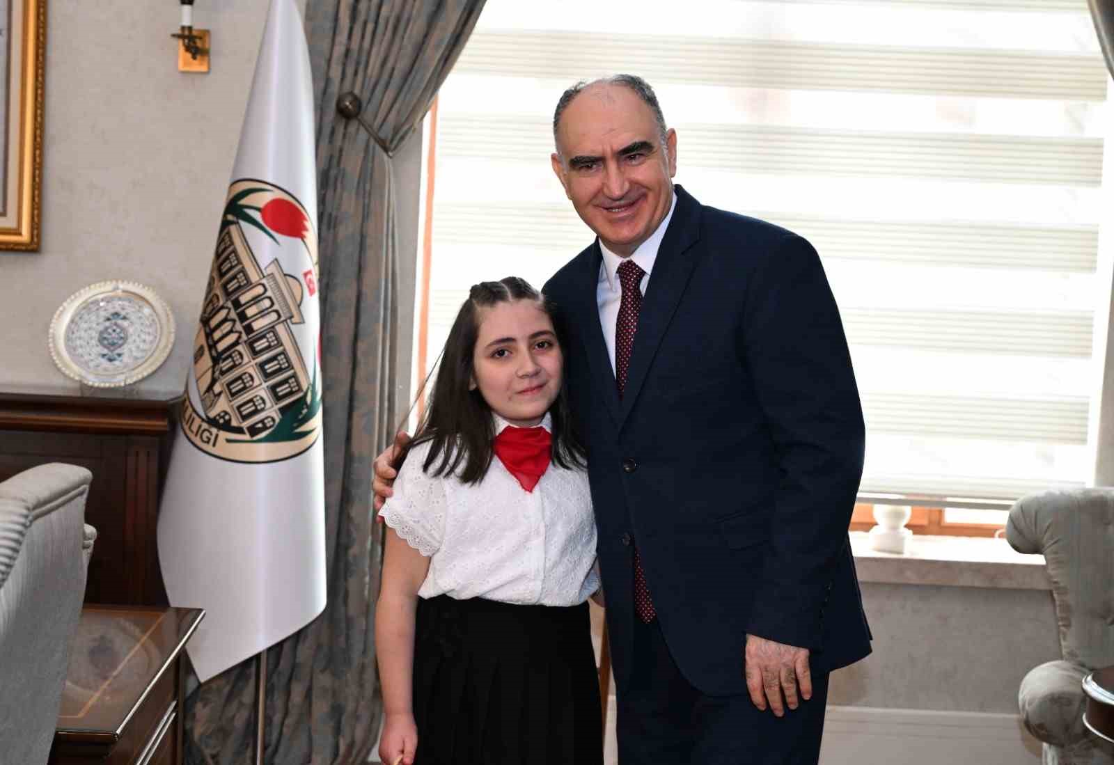 Manisa’da Valilik makamı minik Mehlika’ya emanet
