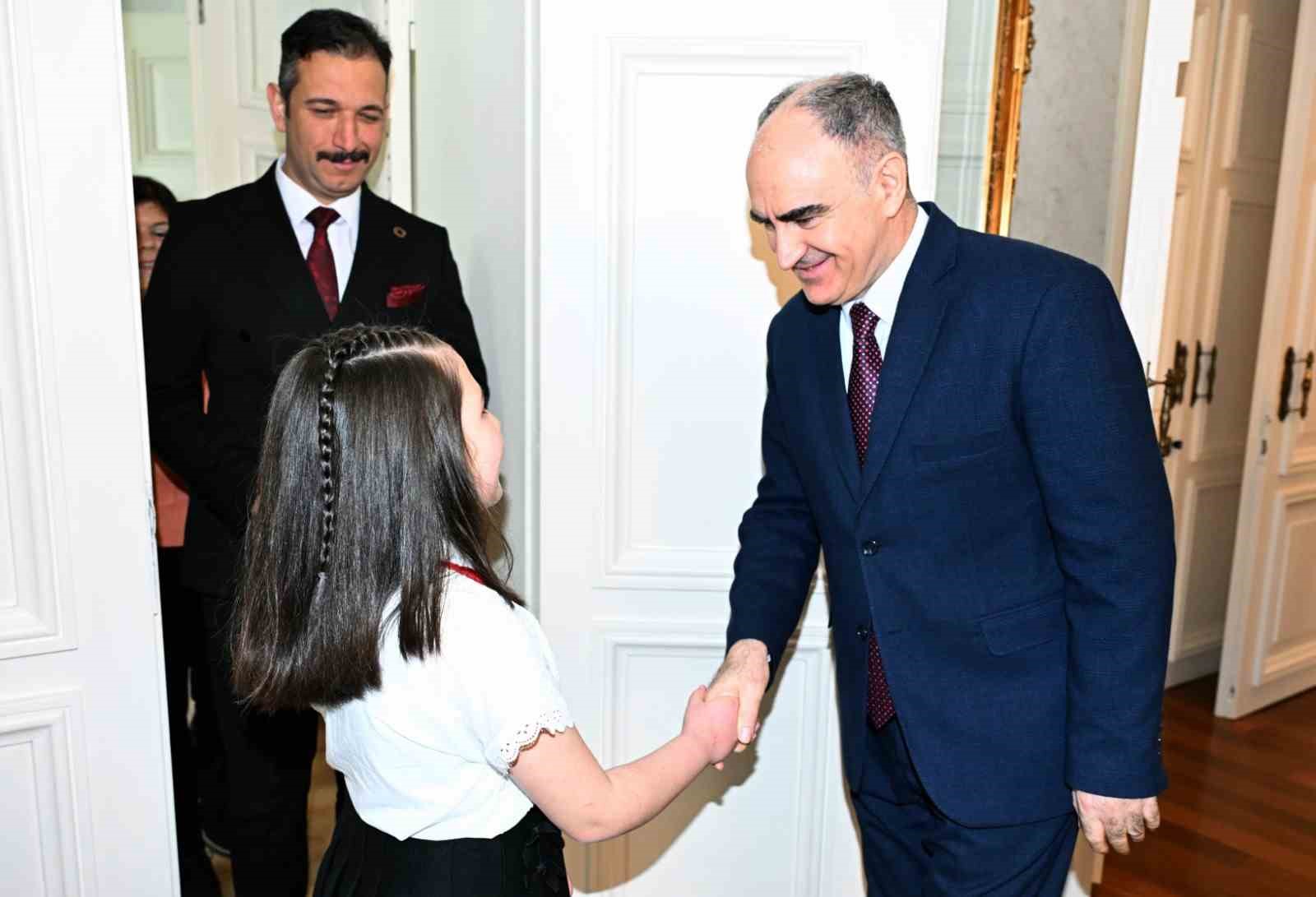 Manisa’da Valilik makamı minik Mehlika’ya emanet
