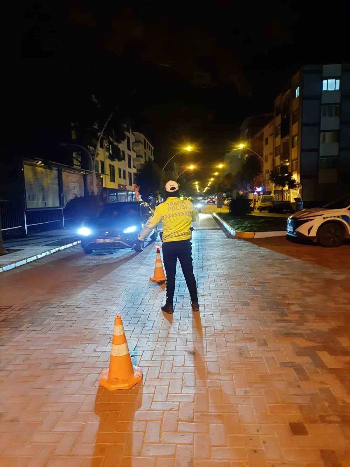 Manisa’da yılbaşı denetiminde aranan 14 şahıs yakalandı
Manisa’da yılbaşı denetiminde aranan 14 şahıs yakalandı