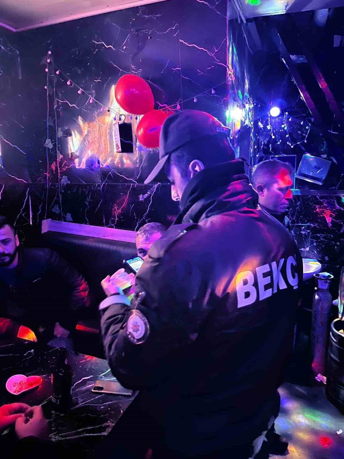 Manisa’da yılbaşı denetiminde aranan 14 şahıs yakalandı
Manisa’da yılbaşı denetiminde aranan 14 şahıs yakalandı