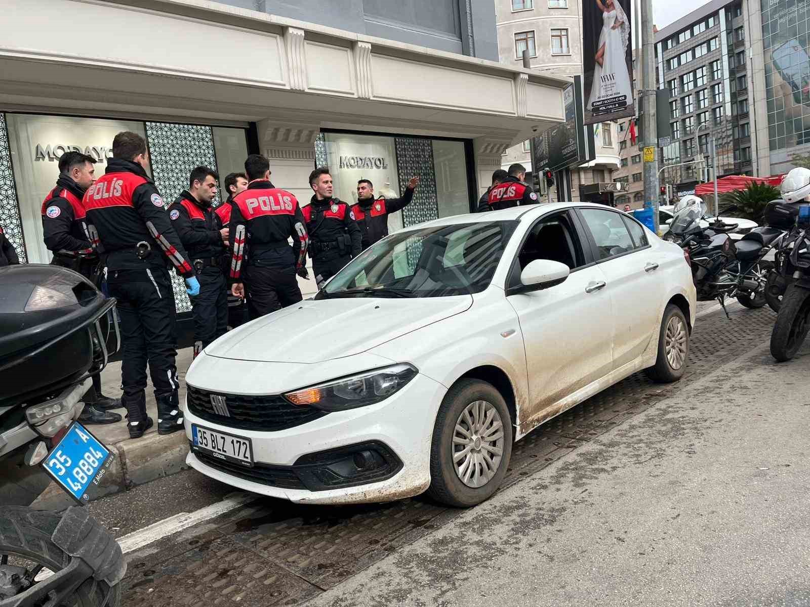 Manisa’dan çaldıkları altını İzmir’de bozdurmak isteyen 2 şüpheliden biri yakalandı
