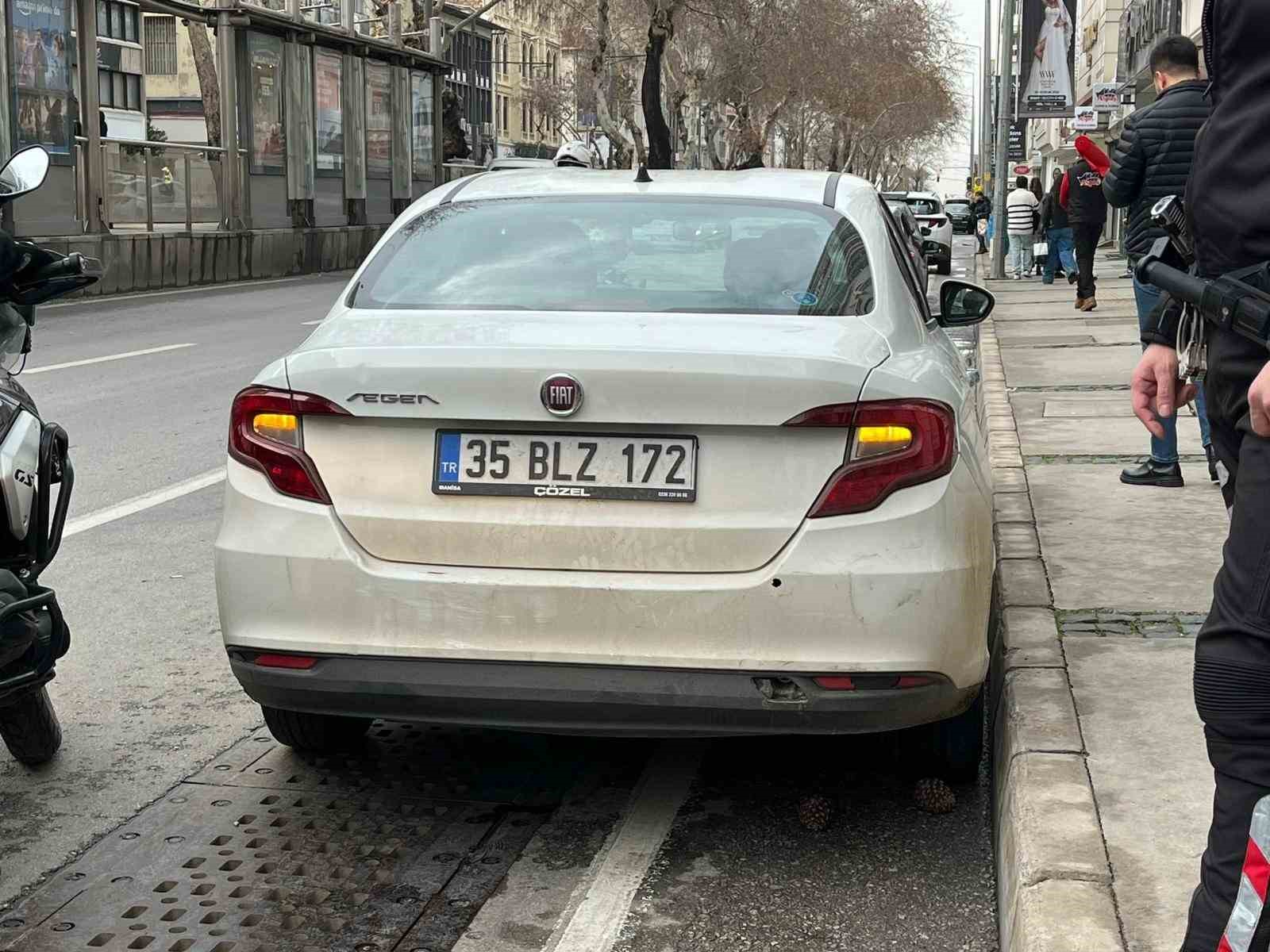 Manisa’dan çaldıkları altını İzmir’de bozdurmak isteyen 2 şüpheliden biri yakalandı
