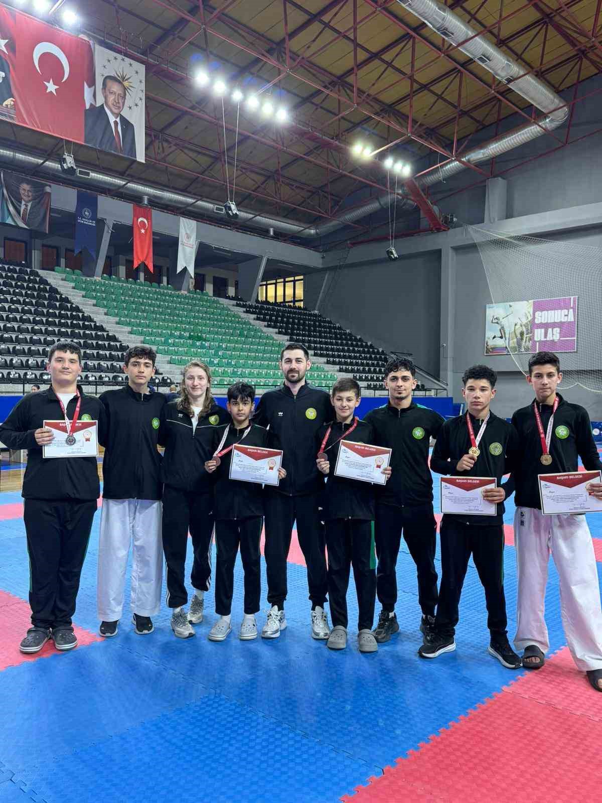 Manisalı karateciler Denizli’de fırtına gibi esti
