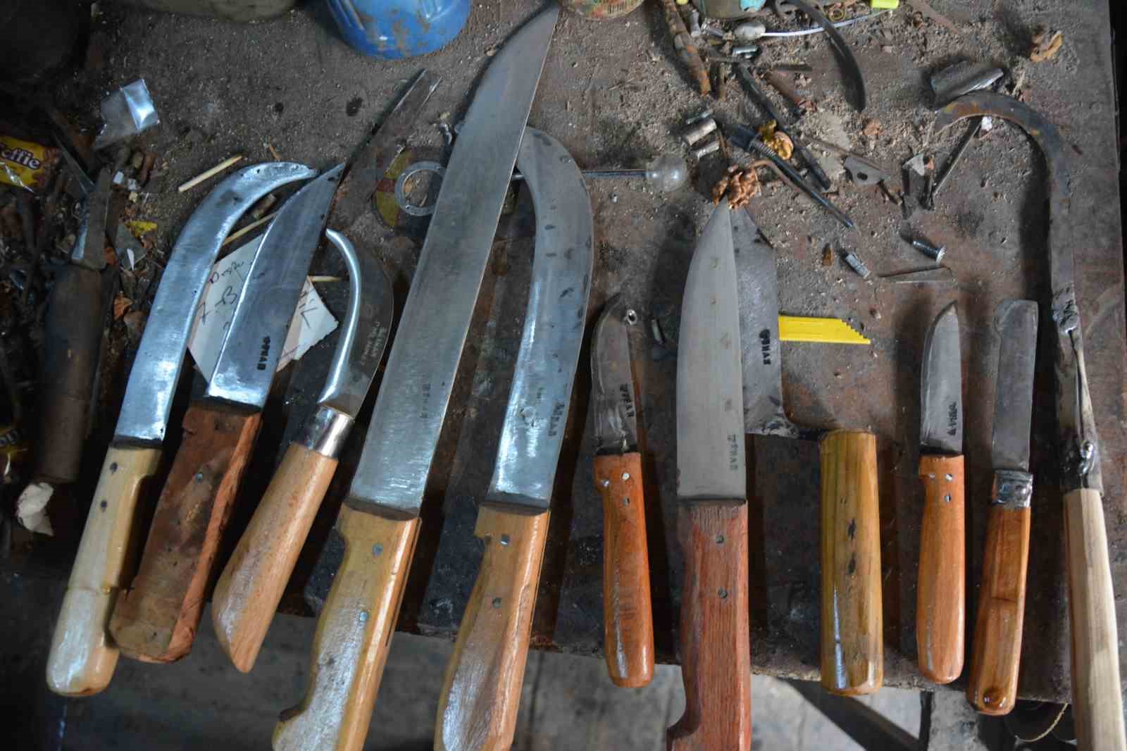 Manisa’nın 64 yıllık çelik bileği Orhan usta yarım asırdır örs başında
