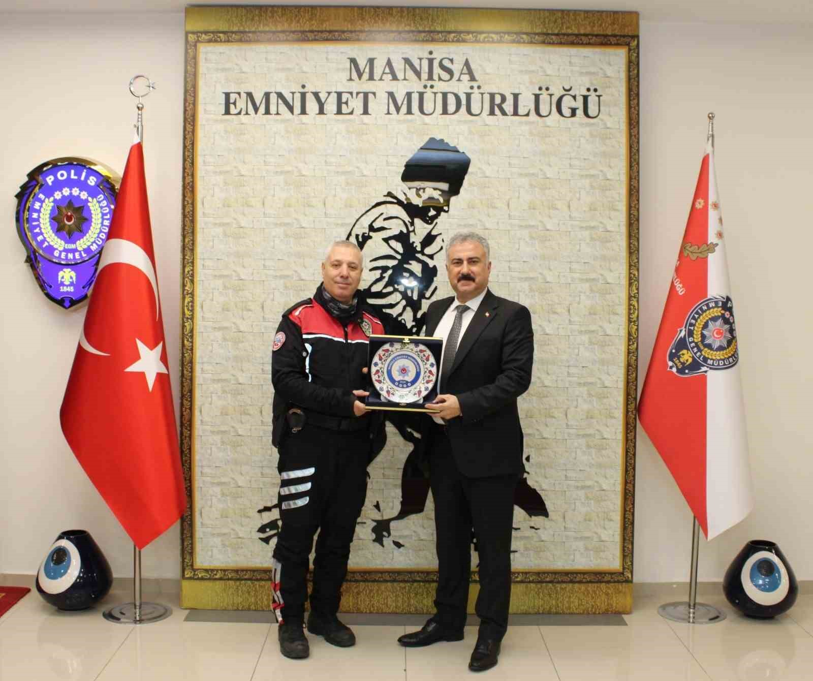 Manisa’nın ikiz polisleri emekliye ayrıldı
