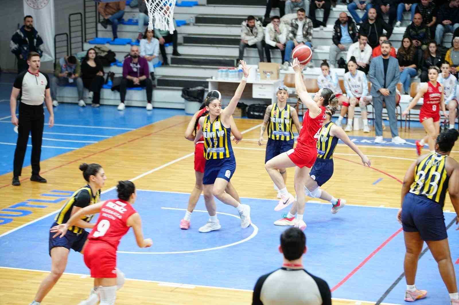 Manisa’nın tek kadın basketbol takımı zirve takibini sürdürüyor

