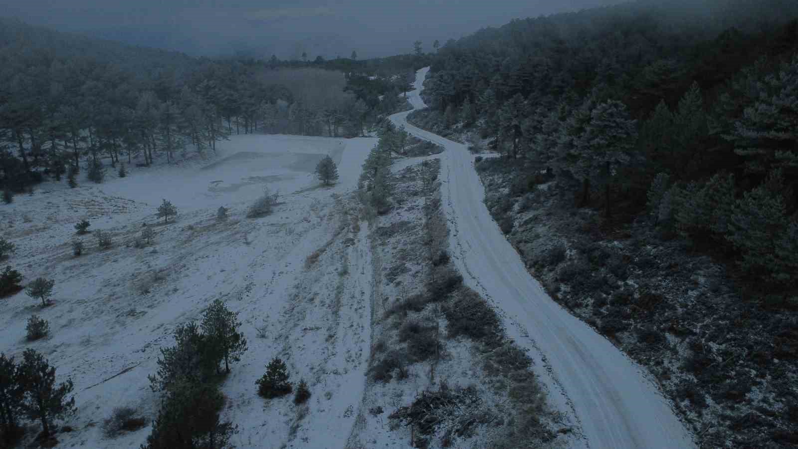 Manisa’nın yüksek kesimlerinde kartpostallık kar manzaraları
