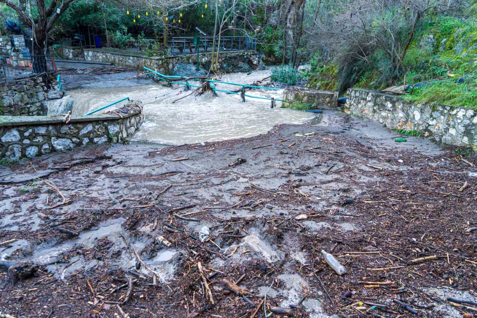 Manisa’yı sağanak vurdu, taşkın hasarı gün ağarınca ortaya çıktı
