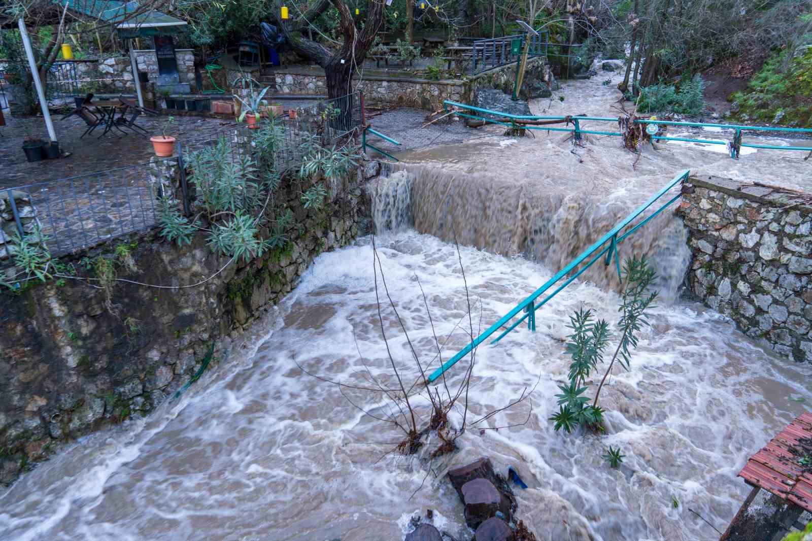 Manisa’yı sağanak vurdu, taşkın hasarı gün ağarınca ortaya çıktı
