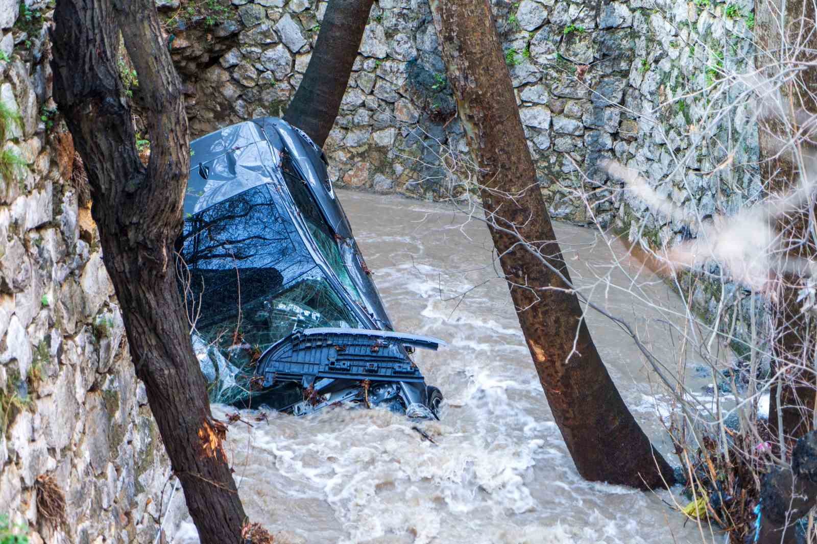 Manisa’yı sağanak vurdu, taşkın hasarı gün ağarınca ortaya çıktı
