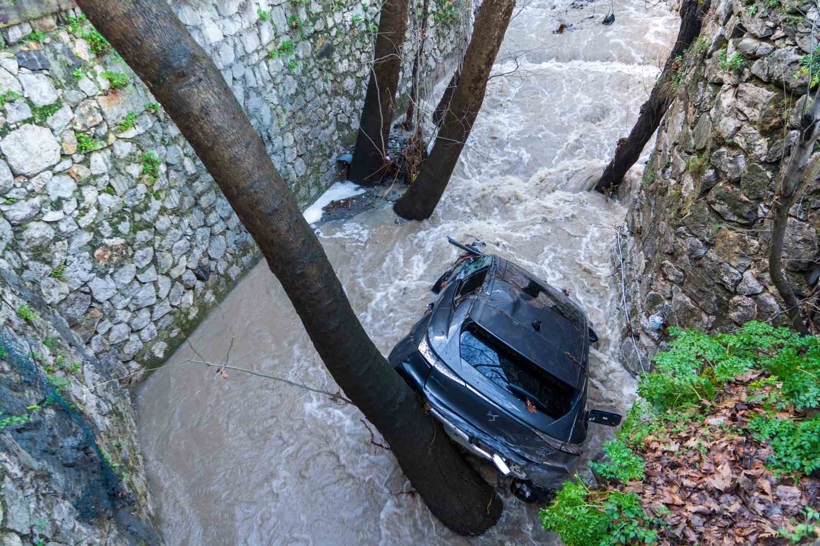 Manisa’yı sağanak vurdu, taşkın hasarı gün ağarınca ortaya çıktı
