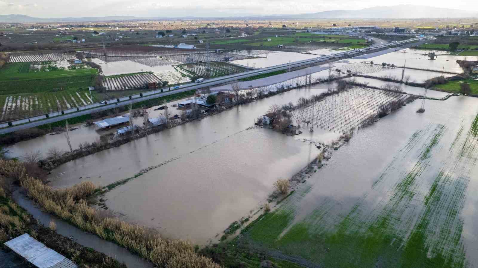 Manisa’yı sağanak vurdu, taşkın hasarı gün ağarınca ortaya çıktı

