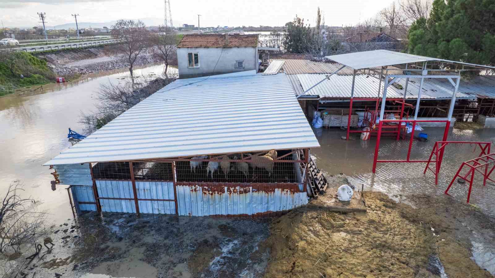 Manisa’yı sağanak vurdu, taşkın hasarı gün ağarınca ortaya çıktı

