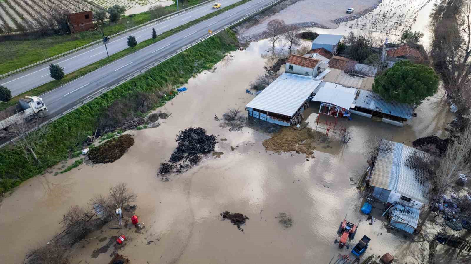 Manisa’yı sağanak vurdu, taşkın hasarı gün ağarınca ortaya çıktı

