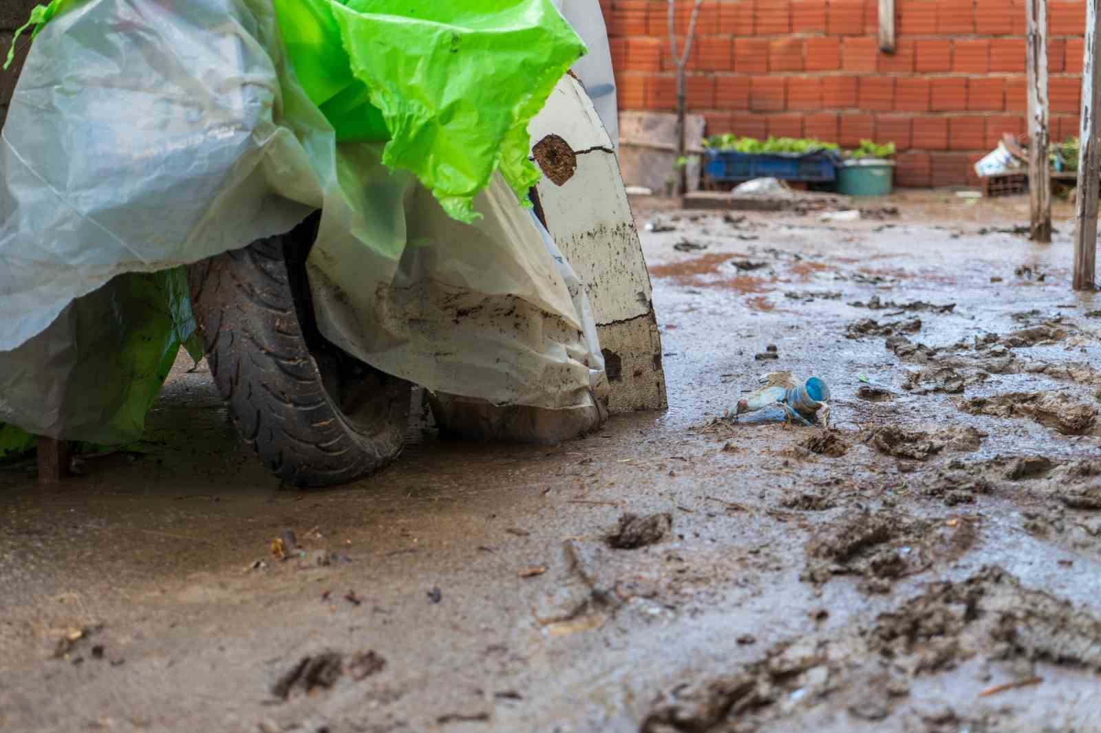 Manisa’yı sağanak vurdu, taşkın hasarı gün ağarınca ortaya çıktı
