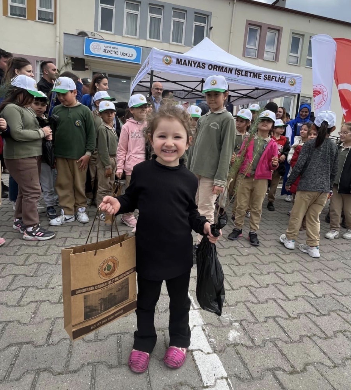 Manyas’ta Orman Haftası’nda fidanlar öğrencilere dağıtıldı
