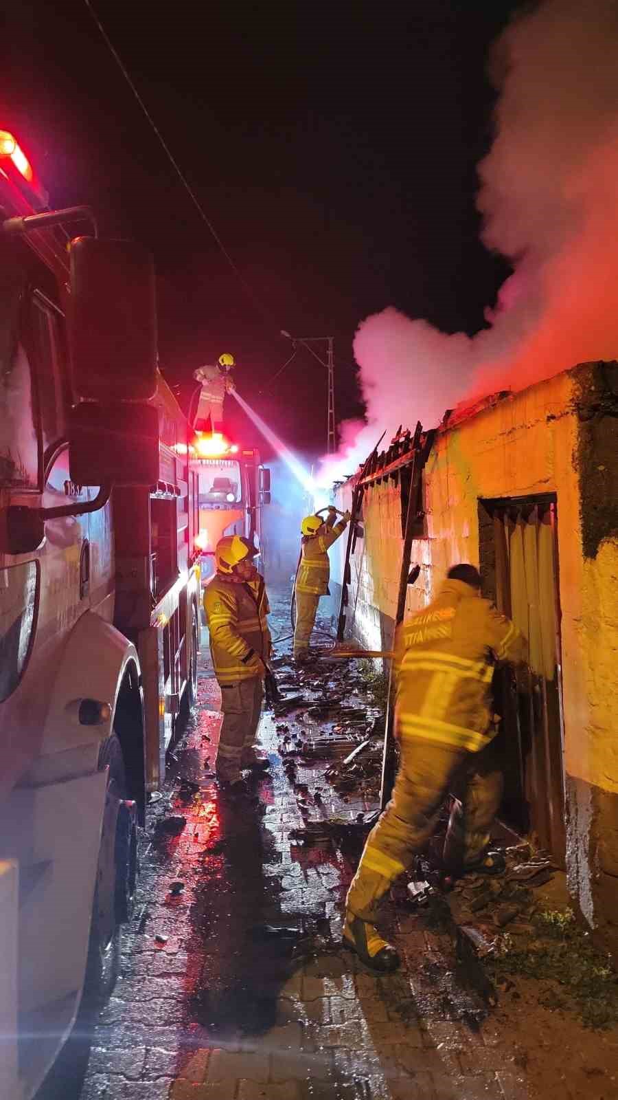 Manyas’ta samanlık yangını söndürüldü
