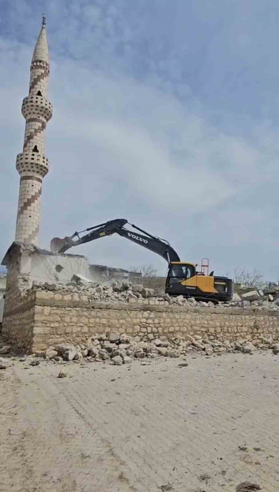 Maraş depremlerinde ağır hasar alan cami yıkıldı
