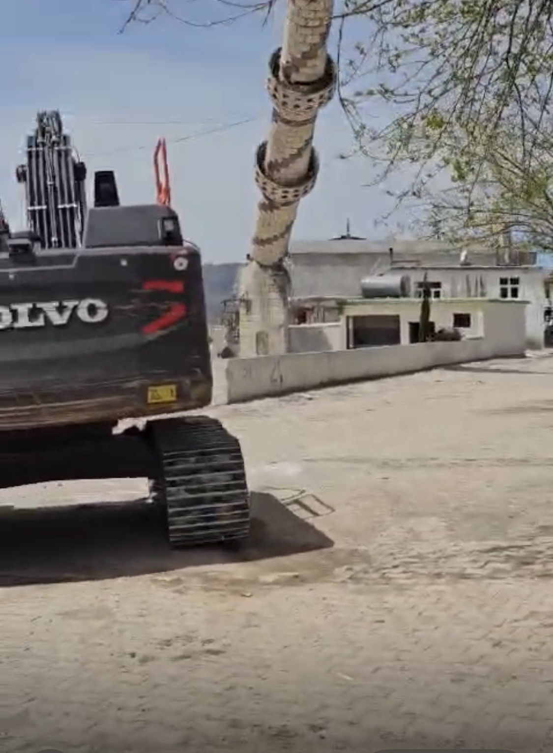 Maraş depremlerinde ağır hasar alan cami yıkıldı
