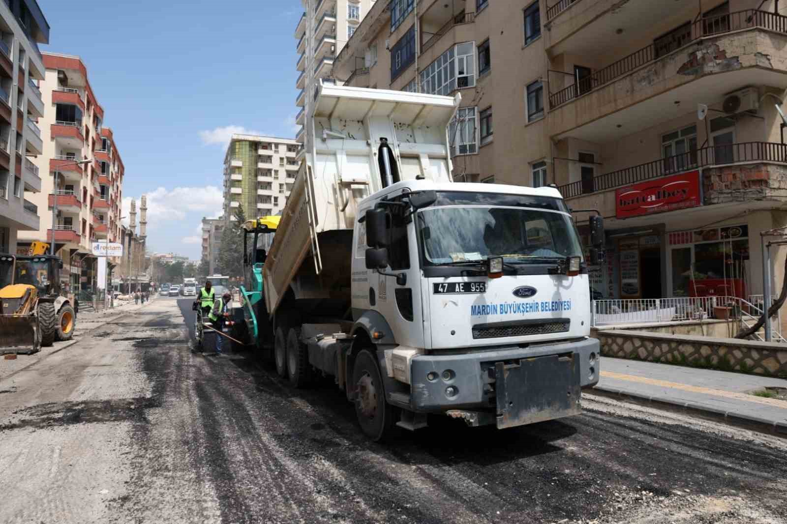 Mardin Büyükşehir Belediyesi, asfalt ve yol yenileme seferberliği başlattı
