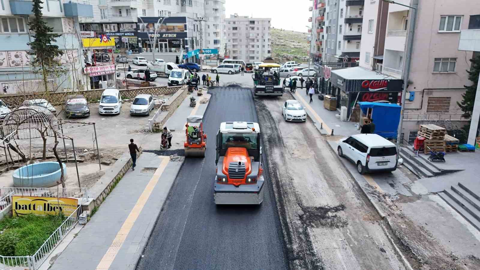 Mardin Büyükşehir Belediyesi, asfalt ve yol yenileme seferberliği başlattı
