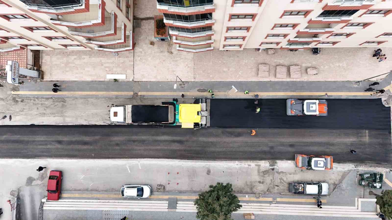 Mardin Büyükşehir Belediyesi, asfalt ve yol yenileme seferberliği başlattı
