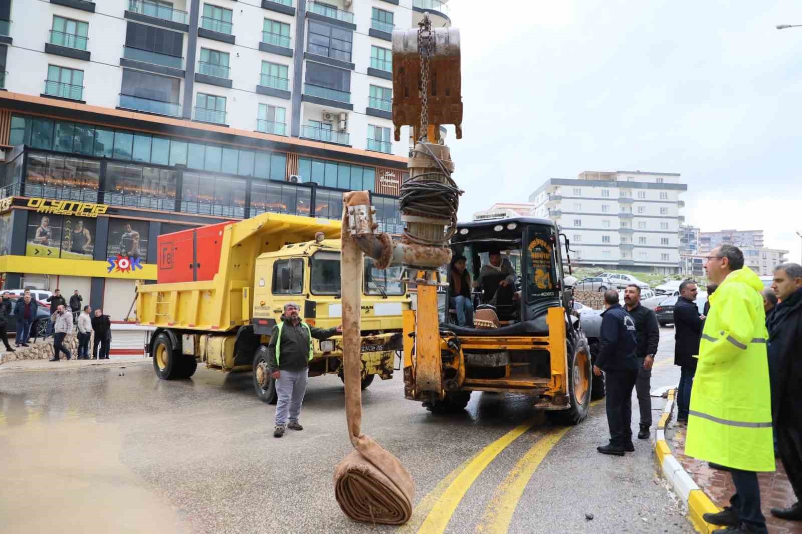 Mardin Büyükşehir Belediyesi ve MARSU ekipleri sahada seferber oldu
