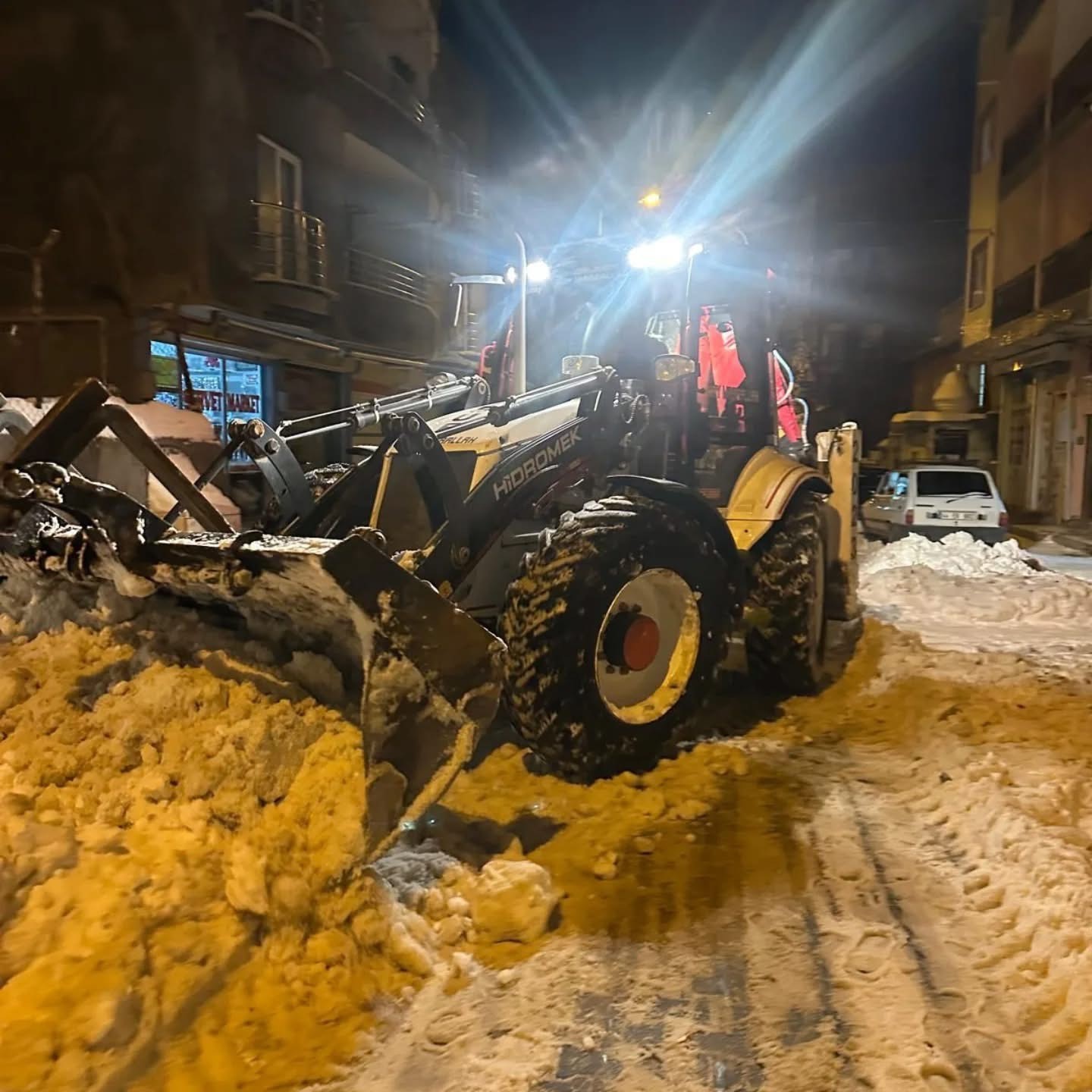 Mardin Büyükşehir Belediyesi’nden Mazıdağı’nda kar seferberliği
Mardin Büyükşehir Belediyesi’nden Mazıdağı’nda kar seferberliği