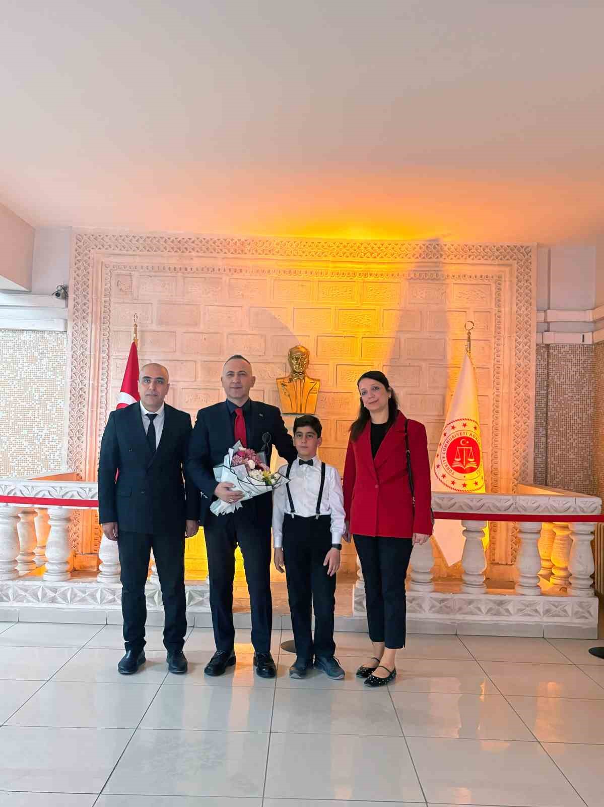 Mardin Cumhuriyet Başsavcısı Akbulut makamını 23 Nisan için öğrenciye emanet etti
