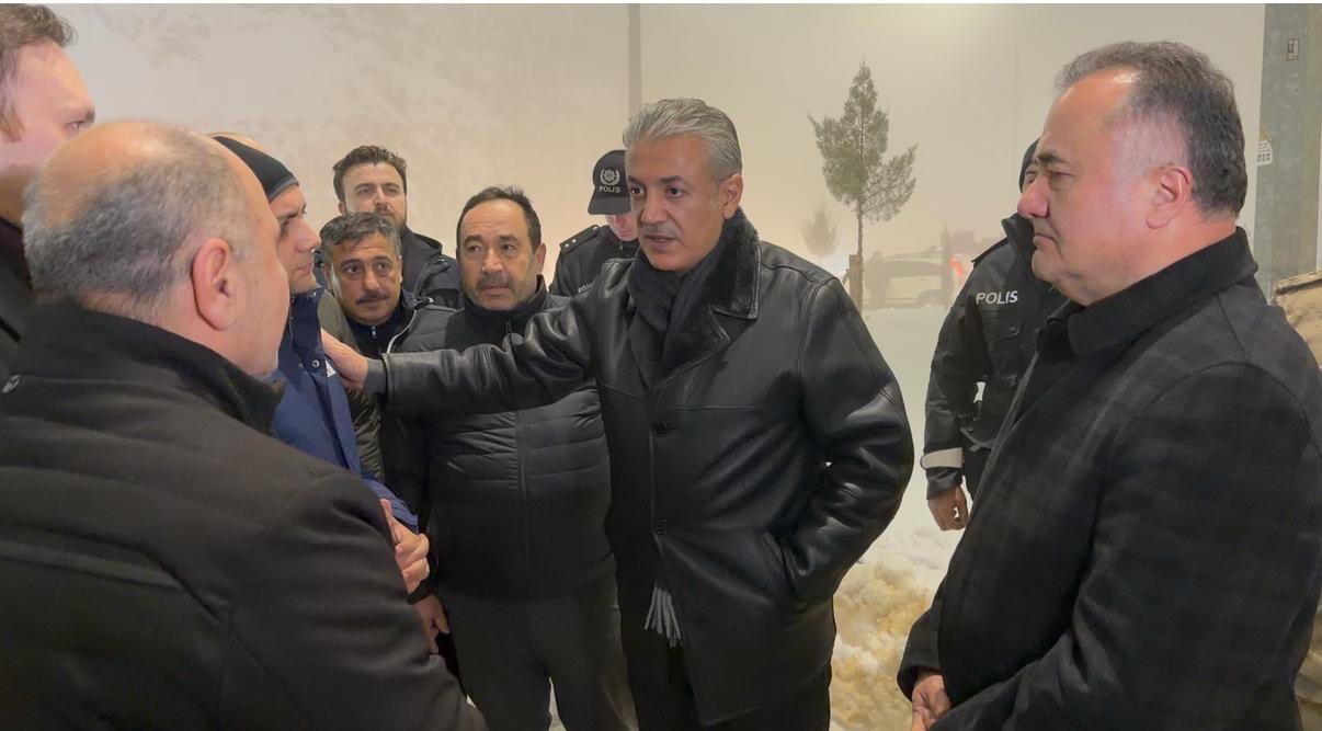 Mardin Valisi Akkoyun karla mücadele çalışmalarını inceledi
