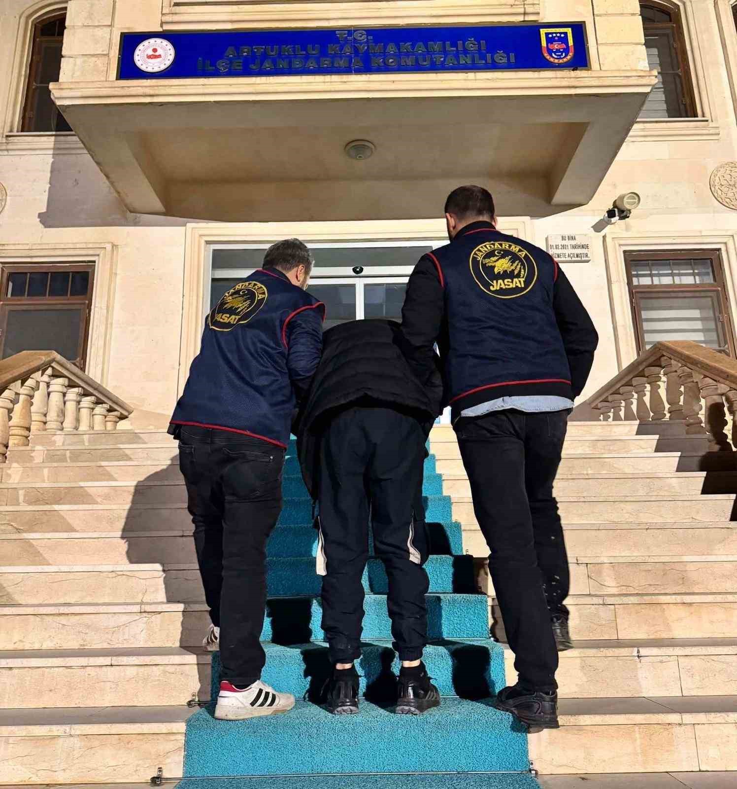 Mardin’de 50 yıl cezası bulunan 2 firari yakalandı
