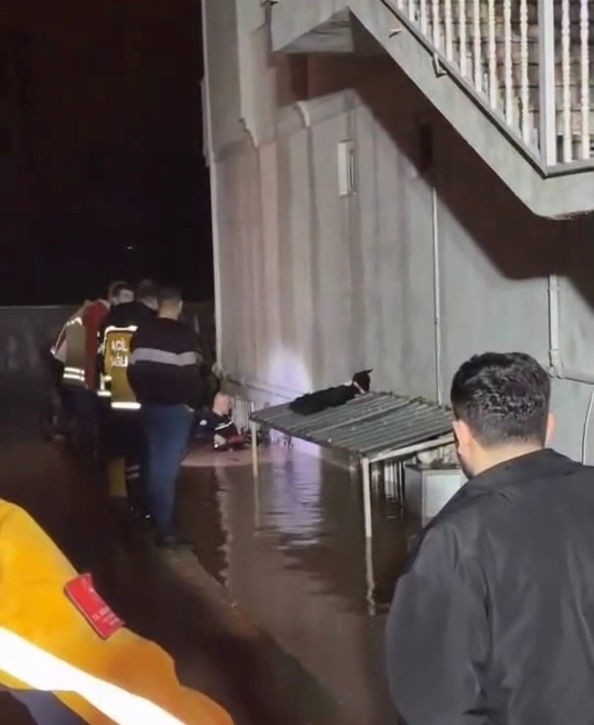 Mardin’de bazı ev ve işyerlerini su bastı
