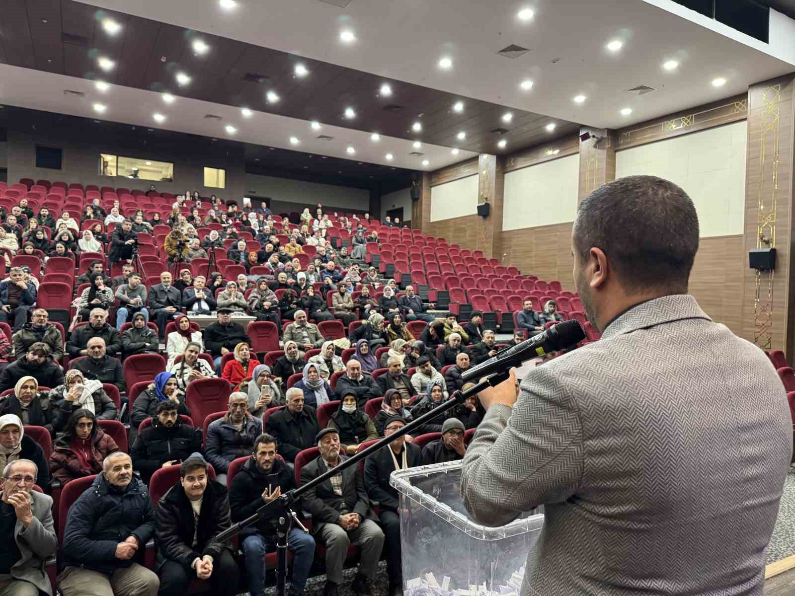 Mardin’de evlilikte 25 yılını tamamlayan 47 çift için umre kurası çekildi
