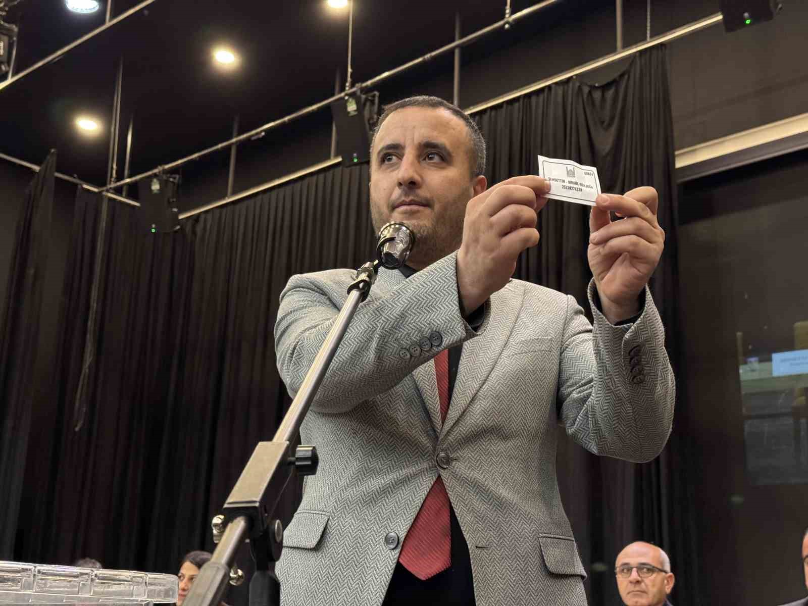 Mardin’de evlilikte 25 yılını tamamlayan 47 çift için umre kurası çekildi
