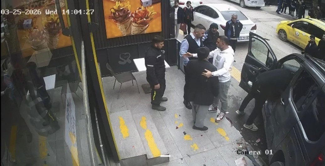 Mardin’de geri manevra yapan araç motosikletlere çarptı
