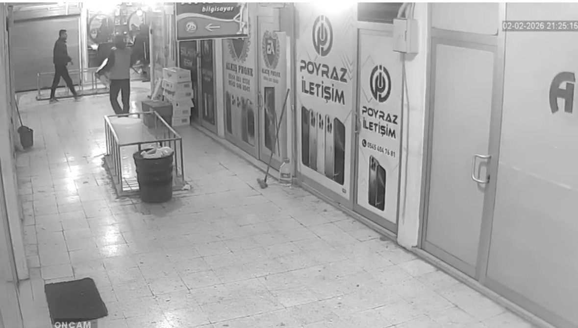Mardin’de iş yerinden elektrikli süpürge hırsızlığı kamerada

