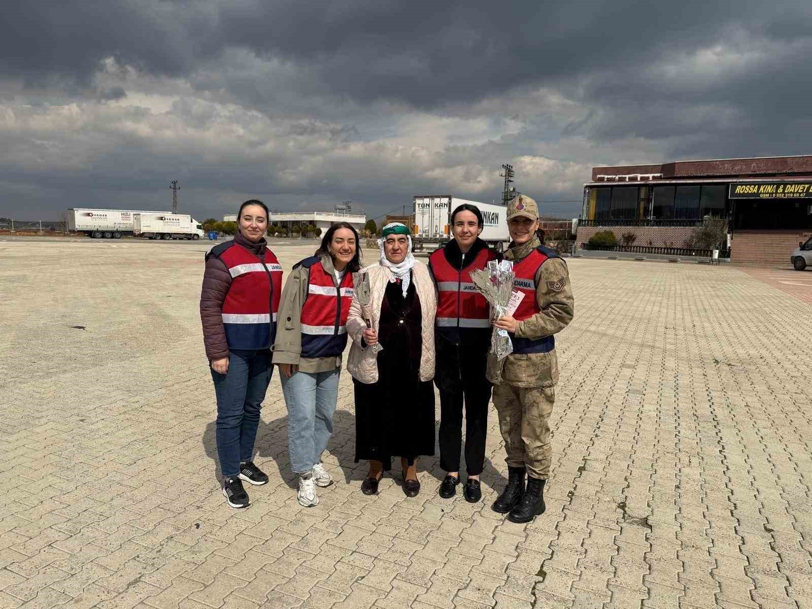 Mardin’de jandarma kadın sürücüleri karanfille karşıladı, KADES’i anlattı
