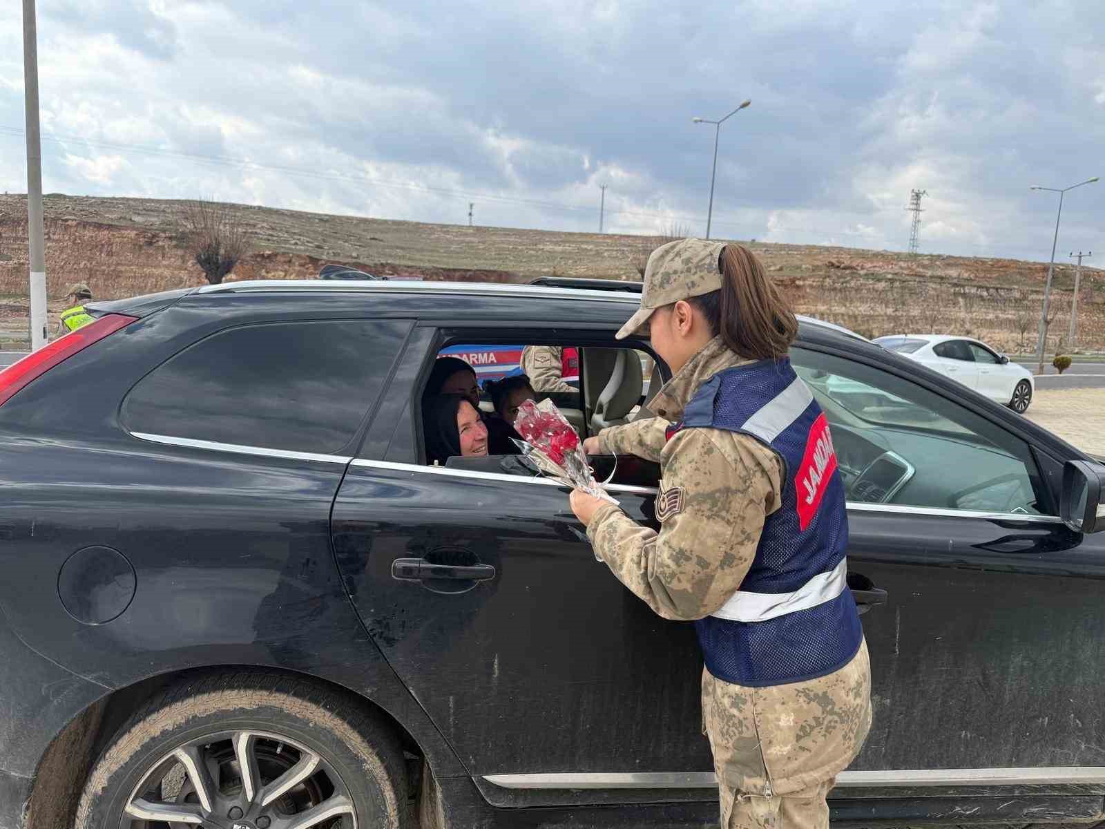 Mardin’de jandarma kadın sürücüleri karanfille karşıladı, KADES’i anlattı
