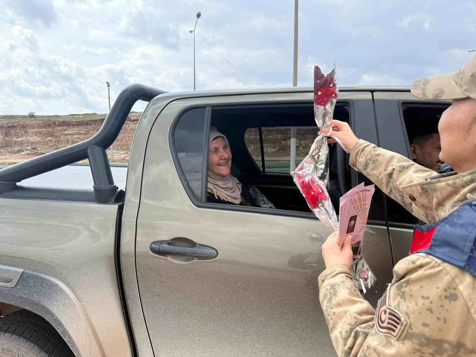 Mardin’de jandarma kadın sürücüleri karanfille karşıladı, KADES’i anlattı
