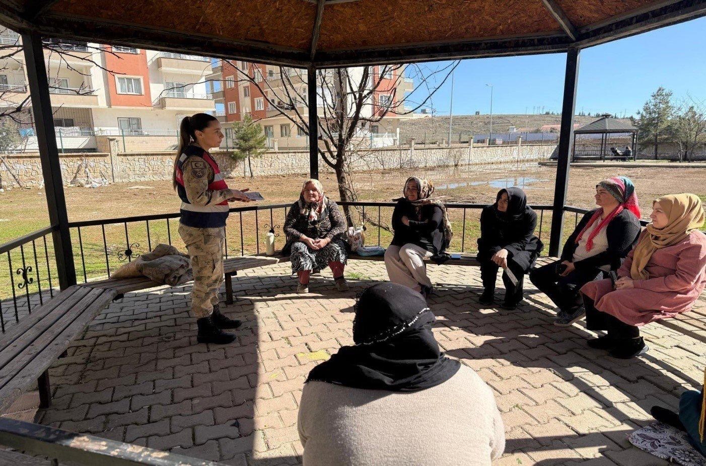 Mardin’de jandarmadan annelere uyuşturucuyla mücadele eğitimi
