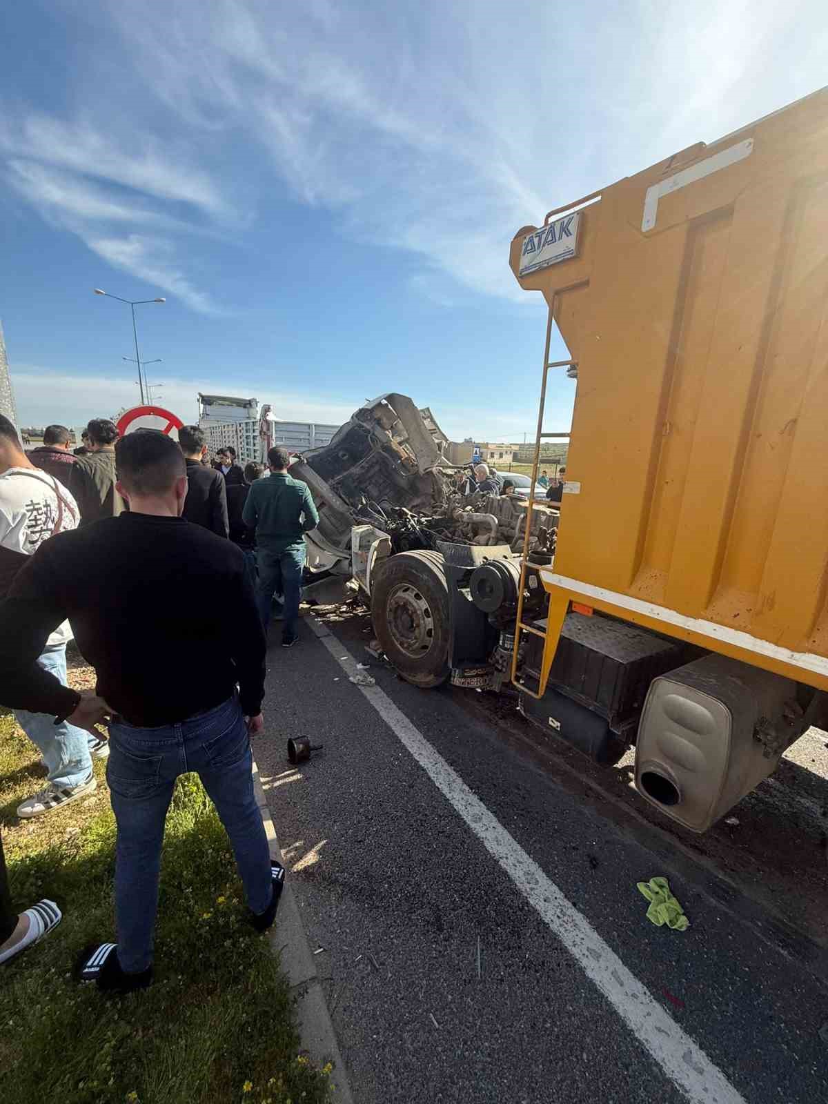 Mardin’de kamyon ile tır çarpıştı: 1 yaralı
