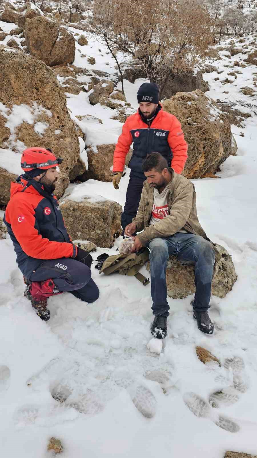 Mardin’de kar ve tipi altında mahsur kalan çoban kurtarıldı
