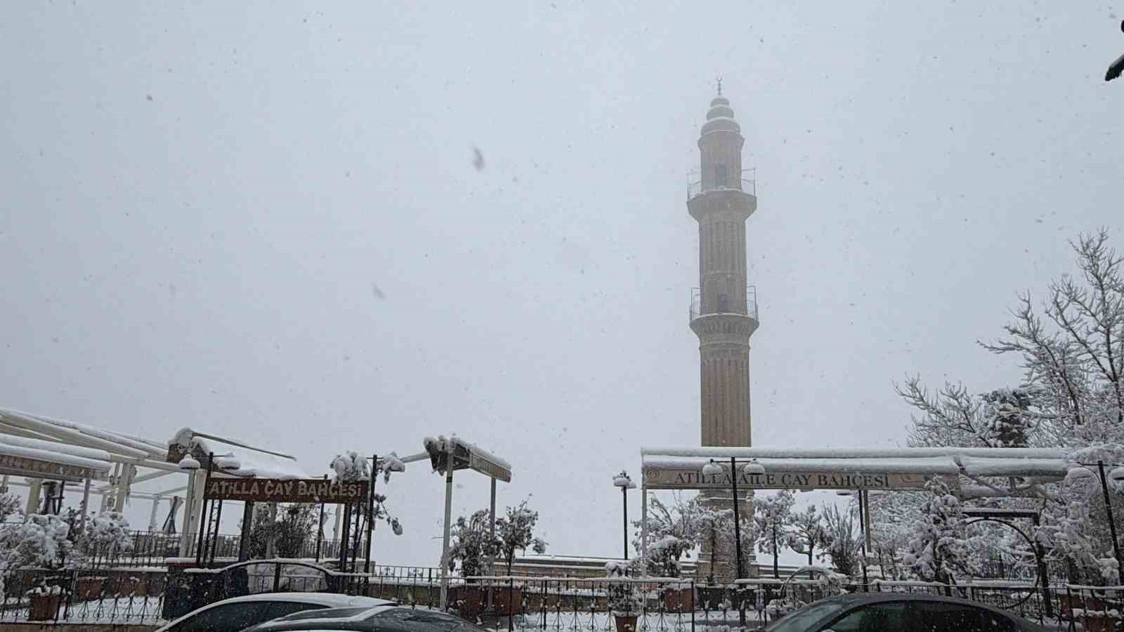 Mardin’de kar yağışı etkili oluyor
