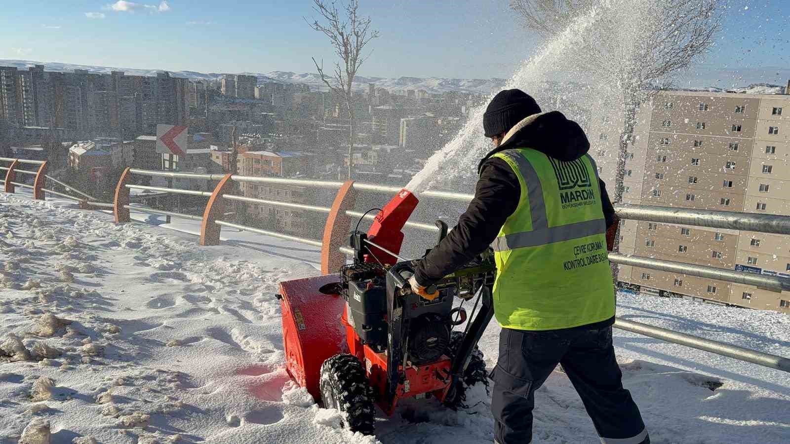 Mardin’de karla mücadele çalışmaları aralıksız sürüyor
