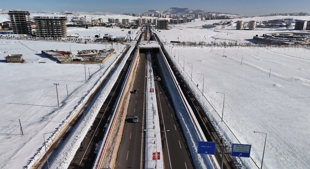 Mardin’de karla mücadele çalışmaları aralıksız sürüyor
