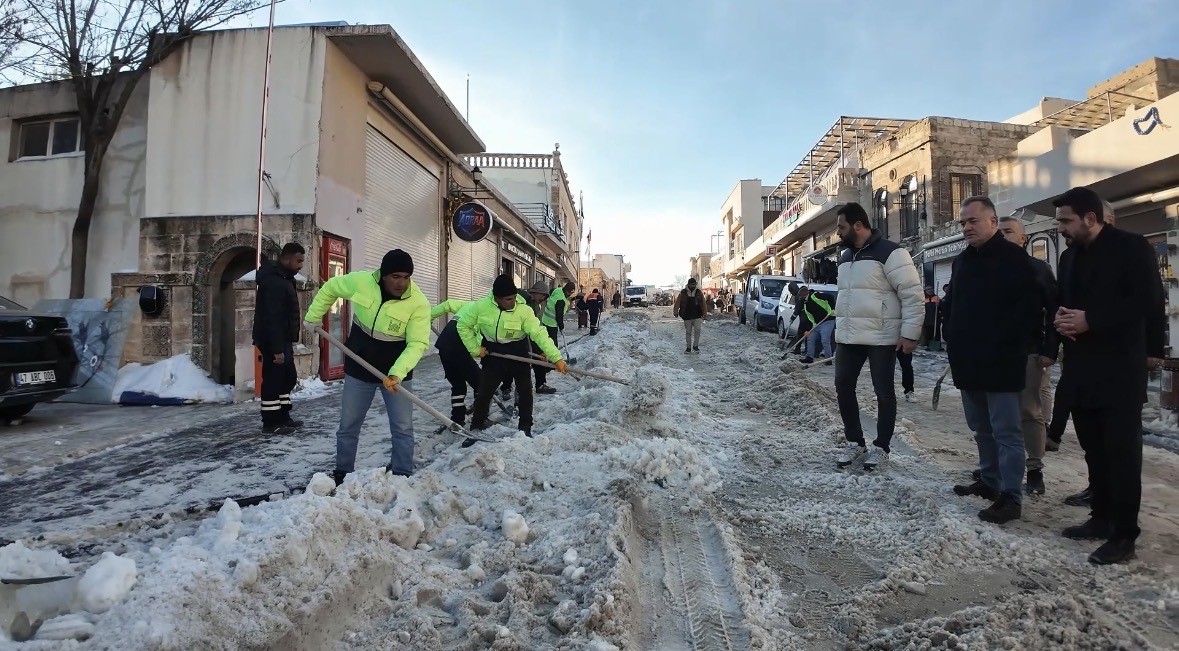 Mardin’de karla mücadele çalışmaları aralıksız sürüyor
